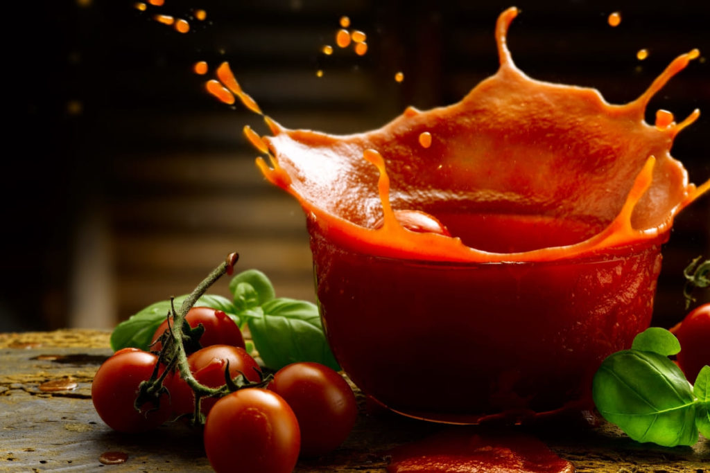 Ein Tomatensugo wird auf jeden fall mit frischen Tomaten verfeinert.